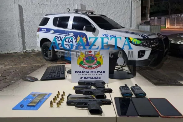 Força Tática da PM apreende três armas de fogo e um simulacro; três pessoas são detidas