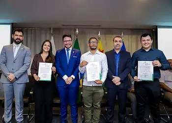 Representantes assinaram termo de posse durante solenidade, que contou com familiares, autoridades e novos servidores. Foto: Neto Lucena/Secom
