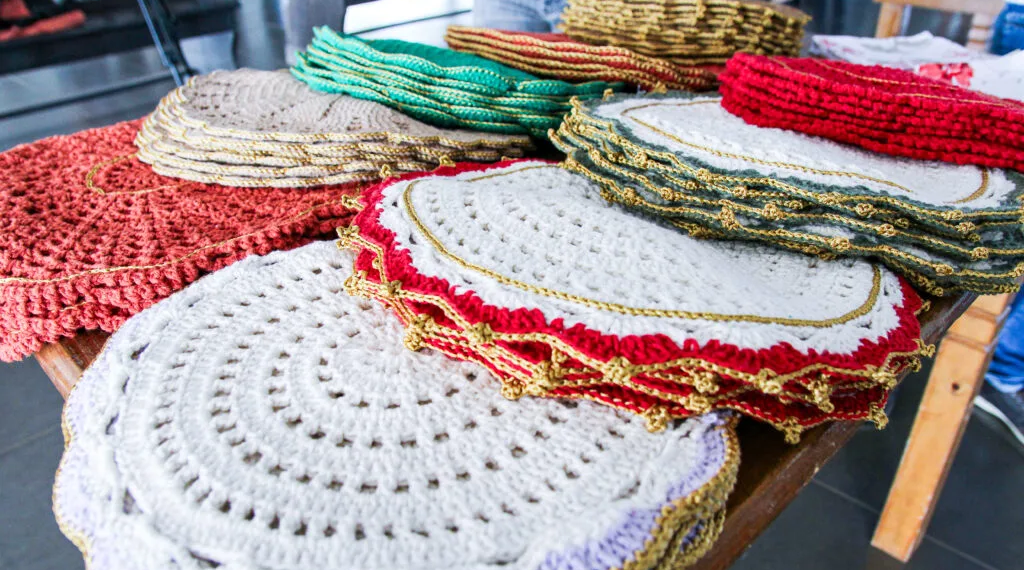 Peças de crochê podem ser comercializadas em feiras livres. Foto: Antonio Moura/Iapen