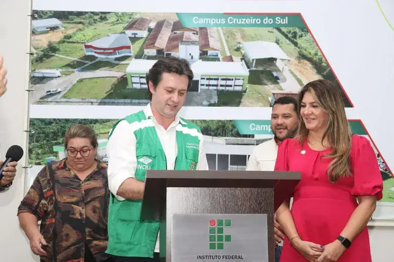 Ifac assina termo de compromisso com Incra para oferta de cursos