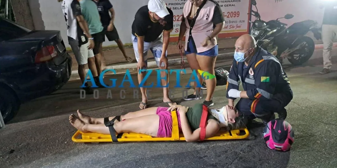 Condutora de moto sofre acidente ao tentar ultrapassar veículo; vítima foi arremessada