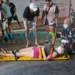 Condutora de moto sofre acidente ao tentar ultrapassar veículo; vítima foi arremessada
