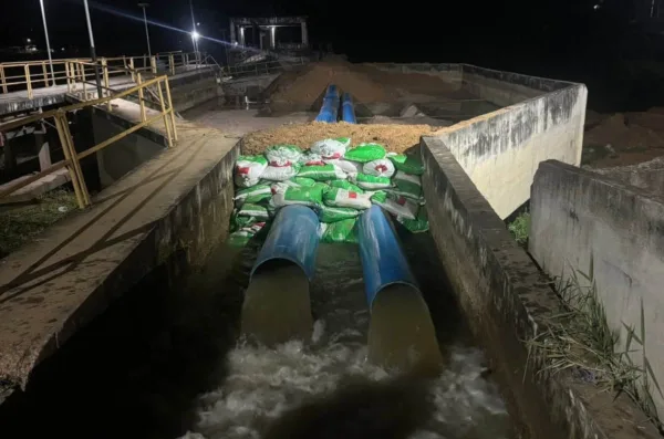 Após 11 horas, serviço de captação de água em ETA que desabou é retomado em Rio Branco