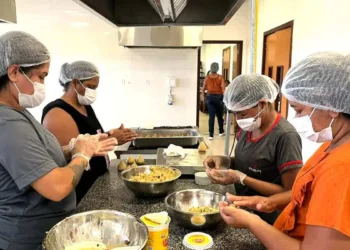 Oficina de Salgados foi a primeira capacitação do projeto e contemplou moradores da Cidade do Povo. Foto: Ascom/Ieptec