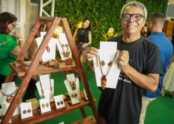 Antônio Kléder transforma resíduos naturais em joias. Foto: Marcos Vicentti/Secom