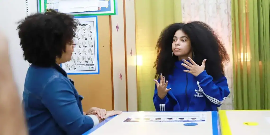 Alunos surdos da rede estadual têm acesso a Atendimento Educacional Especializado Bilíngue