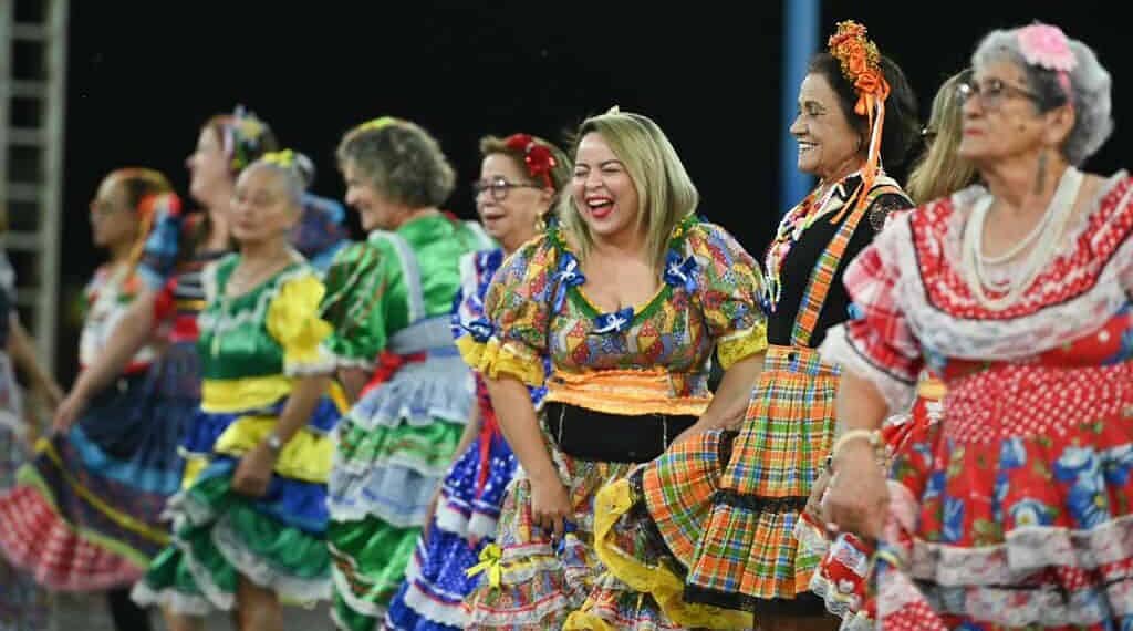 Em noite de magia junina no Arraial Cultural, Maracatu Pé Rachado e Sesc 60+ abrem a festa com ritmo e tradição