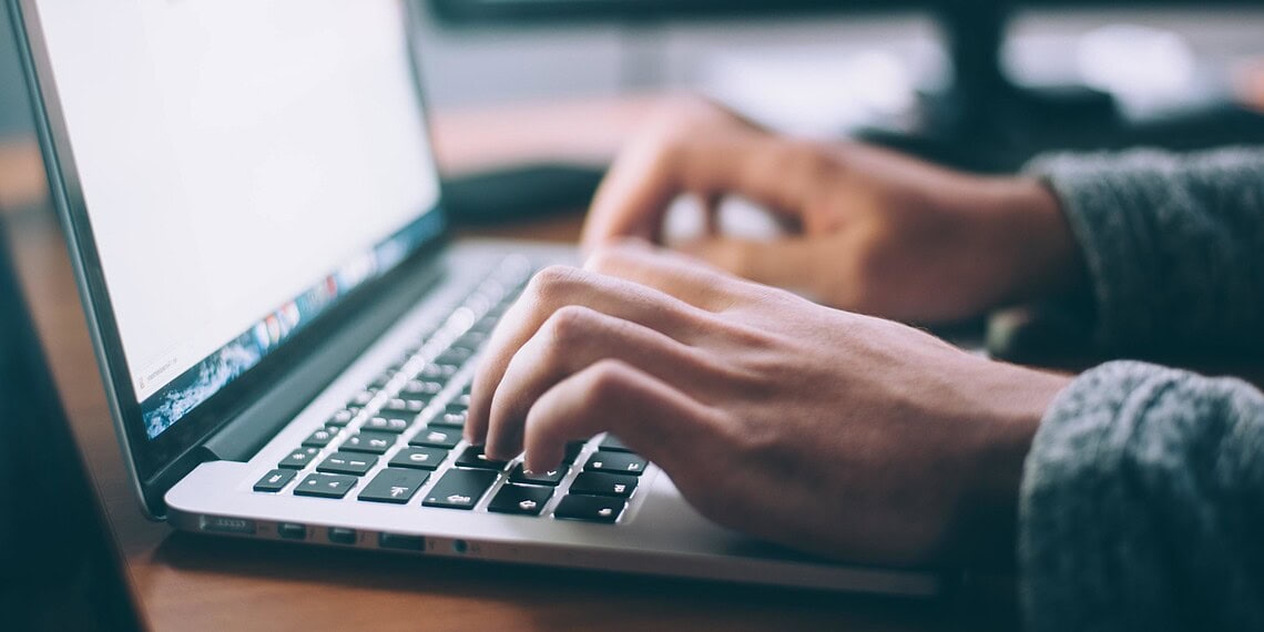 Palavras e expressões aparentemente inofensivas são usadas como códigos de pedófilos nas redes sociais; veja quais são elas