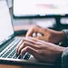 Palavras e expressões aparentemente inofensivas são usadas como códigos de pedófilos nas redes sociais; veja quais são elas