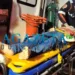 Homem fica ferido após empinar moto, perder o controle da direção e bater contra poste no Acre