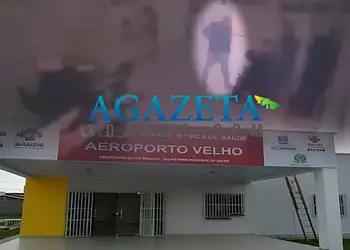 Policiais analisam câmeras de segurança para identificar bandidos que invadiram a UBS do Aeroporto Velho
