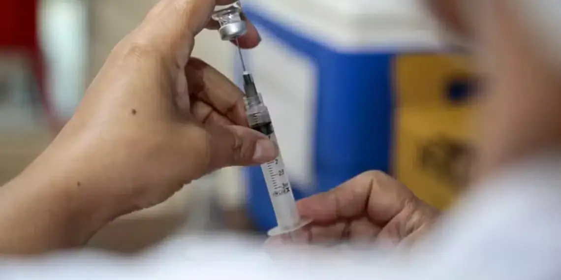 Pessoas que sofreram com Covid há três anos podem ter problemas no intestino, cérebro e pulmões agora, dizem cientistas