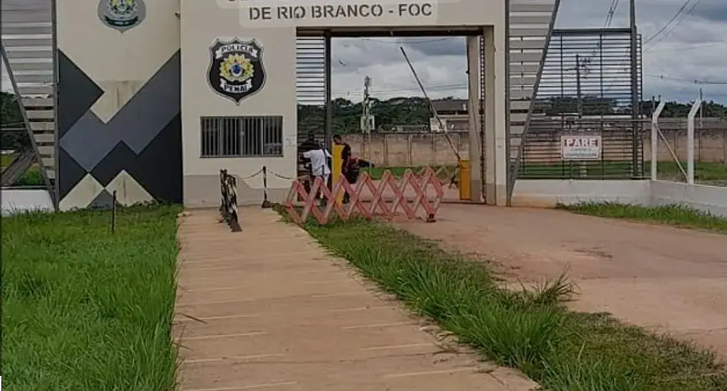 Homem que estava no interior da caminhonete furtada em Acrelândia morre no presídio Francisco de Oliveira Conde