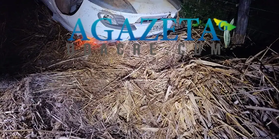 Veículo capota após perder o controle em pista molhada com cinco pessoas dentro
