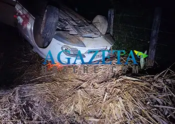 Veículo capota após perder o controle em pista molhada com cinco pessoas dentro