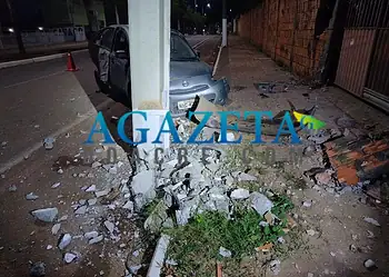 Em alta velocidade, motorista colide contra poste de energia elétrica e derruba muro