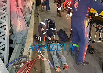 Ciclista colide contra veículo na Ponte Metálica e sofre ferimento grave