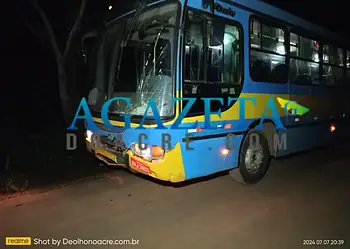 Ônibus perde os freios, colide contra veículo que cai dentro de Igarapé