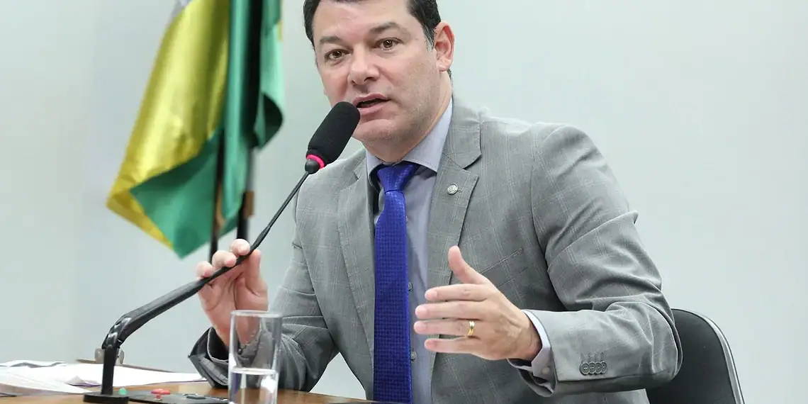 "Lula está tentando criar uma luta de classes dentro das universidades", diz Roberto Duarte sobre proposta de cobrar mensalidade nas federais