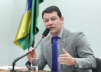 "Lula está tentando criar uma luta de classes dentro das universidades", diz Roberto Duarte sobre proposta de cobrar mensalidade nas federais