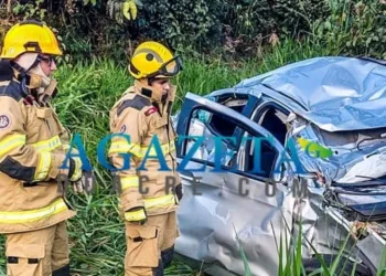 Motorista perde controle, capota veículo e cai em ribanceira na BR-364