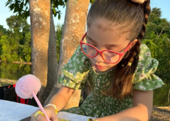 Pequena escritora, Laura Moto autografando seu livro. Foto: cedida