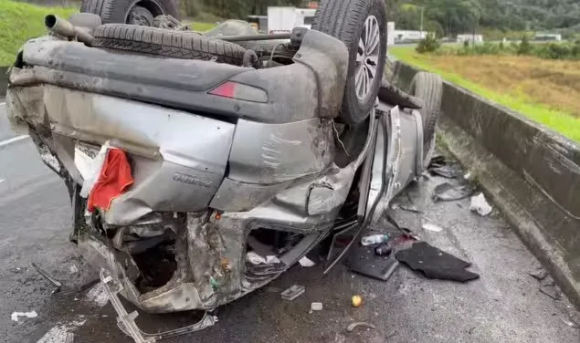 Dunga, ex-técnico da Seleção Brasileira, e esposa ficam feridos após carro capotar no Paraná