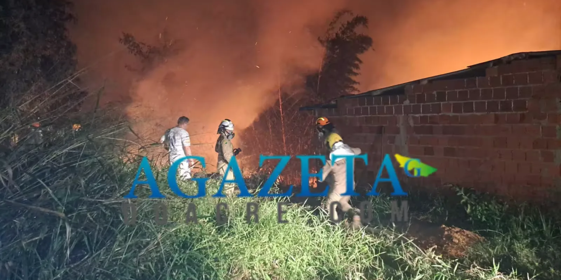Incêndio de grande porte em vegetação deixa moradores apavorados em Rio Branco