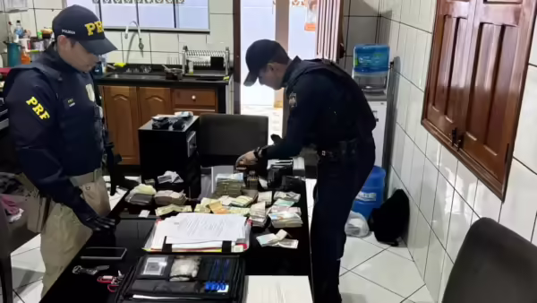 Polícia apreende dinheiro, armas e munições em operação contra facção criminosa no Acre
