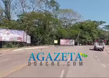 Caminhão derruba três postes no Universitário; ciclista é atingido com o acidente