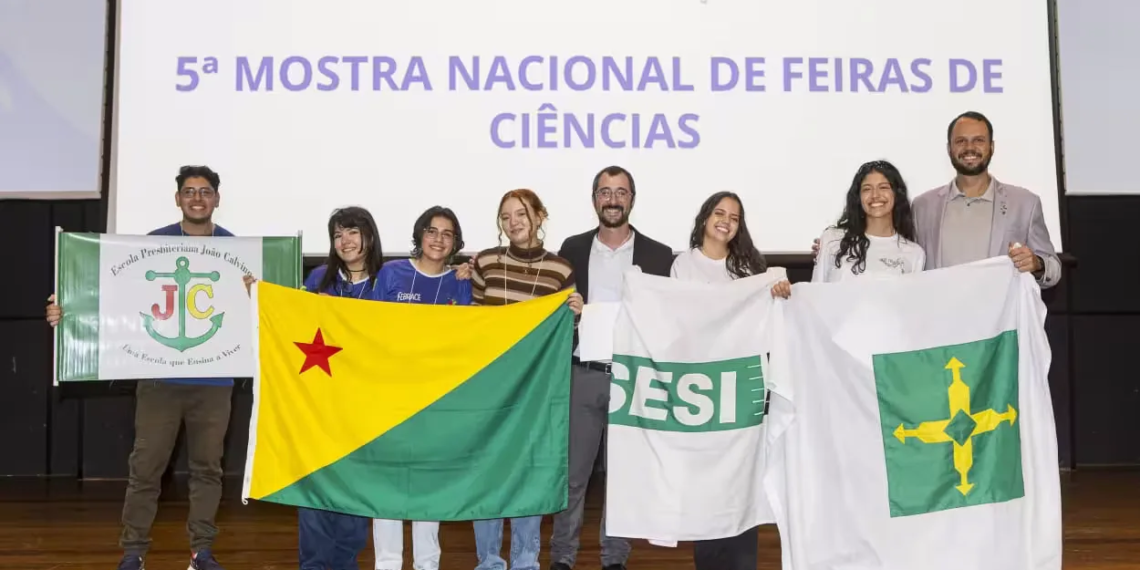Estudantes e orientador na 5ª Mostra Nacional de feiras de Ciências