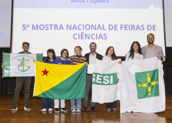 Estudantes e orientador na 5ª Mostra Nacional de feiras de Ciências