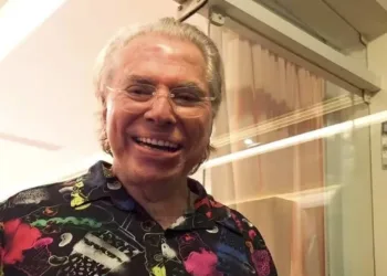 Internado, Silvio Santos 'continua medicado' e equipe tranquiliza: 'Está bem'