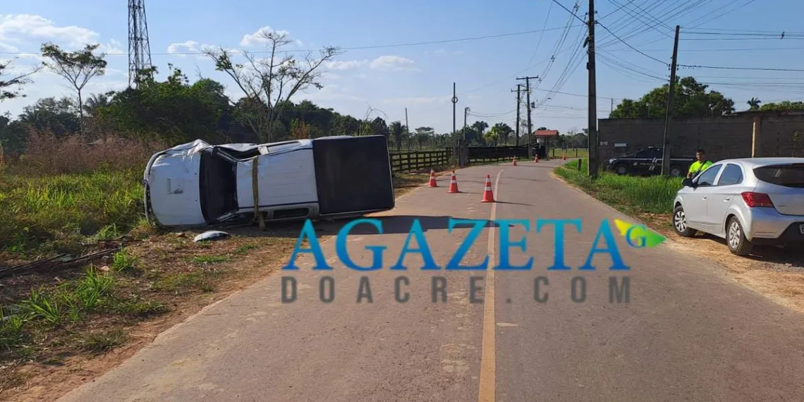 Motorista dorme ao volante e capota caminhonete em Rio Branco
