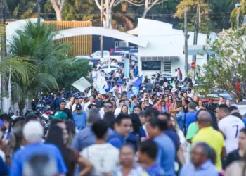 Imagens mostram multidão chegando para convenção de Bocalom e Alysson; trânsito fica congestionado na Getúlio Vagas