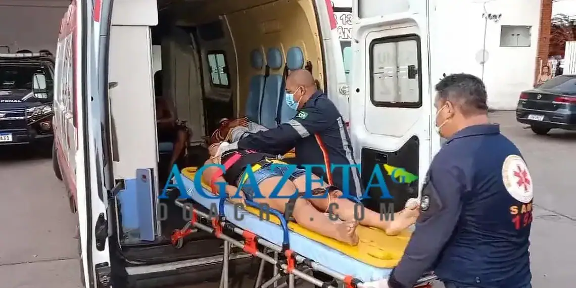 Veículo capota ao desviar de motocicleta em estrada no interior do Acre; quatro ficam feridos