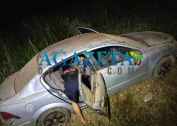 Motorista perde controle do carro ao tentar evitar colisão e cai em ribanceira na BR-364; Vídeo