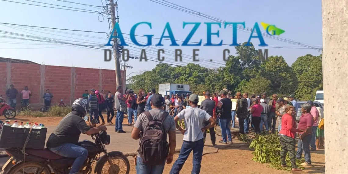 Moradores bloqueiam estrada que dá acesso a Porto Acre em protesto por melhorias no local