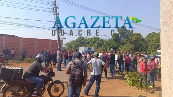 Moradores bloqueiam estrada que dá acesso a Porto Acre em protesto por melhorias no local