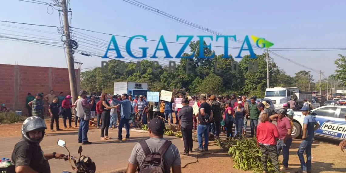 Após manhã de bloqueio, moradores da AC10 liberam passagem de veículos na estrada