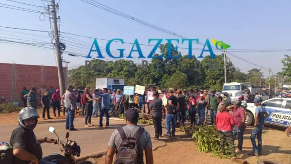 Após manhã de bloqueio, moradores da AC10 liberam passagem de veículos na estrada