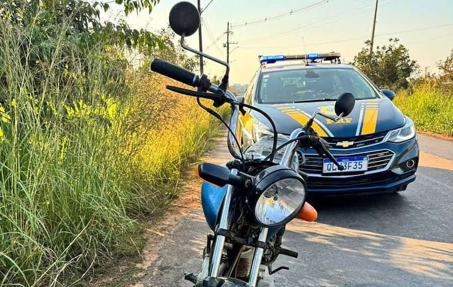 PRF apreende moto roubada e adolescente de 14 anos na BR 364 em Rio Branco-AC