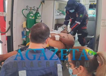 Homem disfarçado de mototaxista tenta matar rival em bar e atinge outra vítima com tiro