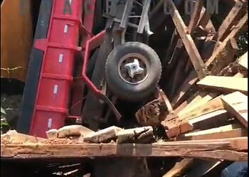 Ponte no Xavier Maia desaba e caminhão carregado de areia cai em córrego; veja imagens