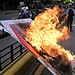 Manifestantes queimam banner durante protesto em Caracas, no dia 30 de julho de 2024, um dia após a eleição presidencial na Venezuela — Foto: Yuri Cortez/AFP
