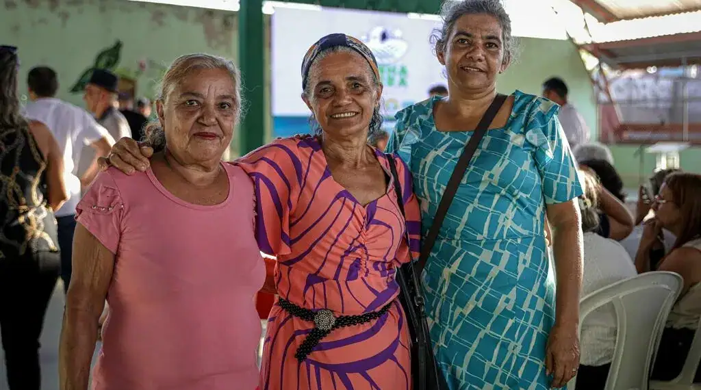 Amigas, moradoras antigas do Wanderley Dantas, sonham com o recebimento do título definitivo e compareceram a Audiência Pública promovida pelo governo sobre a regularização fundiária no bairro. Foto:José Caminha/Secom