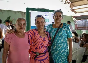 Amigas, moradoras antigas do Wanderley Dantas, sonham com o recebimento do título definitivo e compareceram a Audiência Pública promovida pelo governo sobre a regularização fundiária no bairro. Foto:José Caminha/Secom