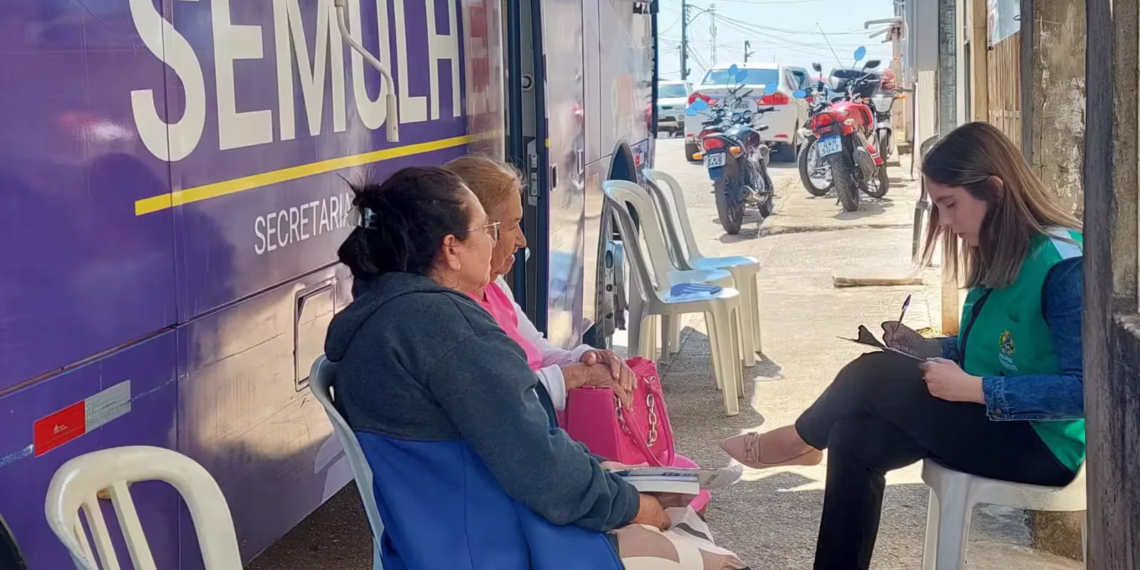 Ônibus Lilás da Semulher leva atendimento social, psicológico e jurídico para o bairro Vitória