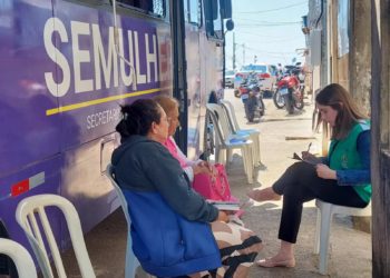 Ônibus Lilás da Semulher leva atendimento social, psicológico e jurídico para o bairro Vitória