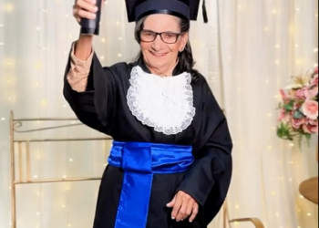 Maria Eliete, de 73 anos  se formou no Ensino Médio. Foto: Daniel Cruz/Reprodução
